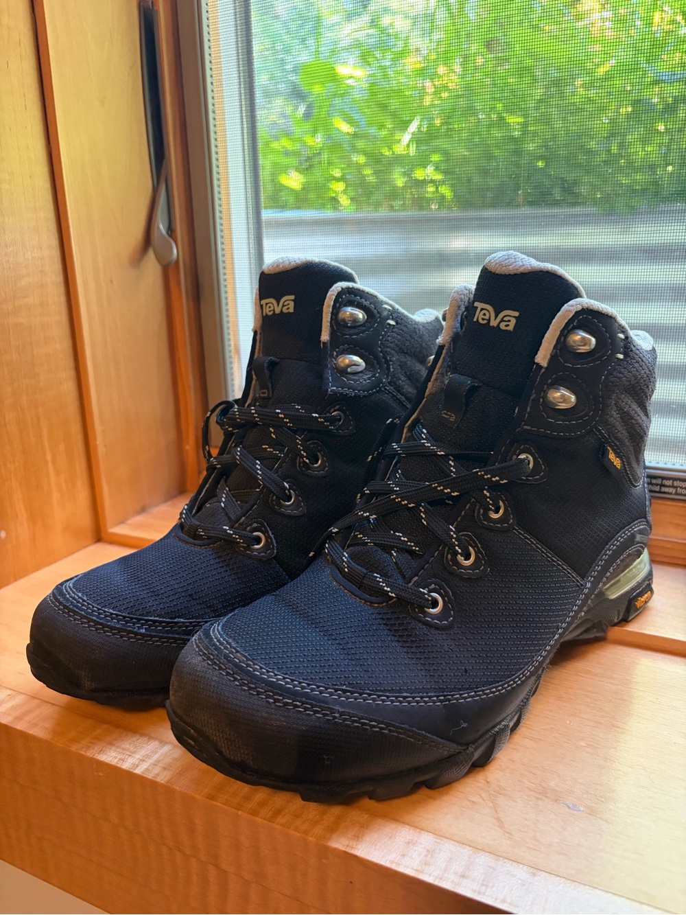Teva Sugarpine Mid Waterproof Hiking Boots Women’s Size 8 US Vibram Black